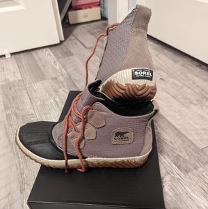 Sorel waterproof out n about plus, sage color size 8